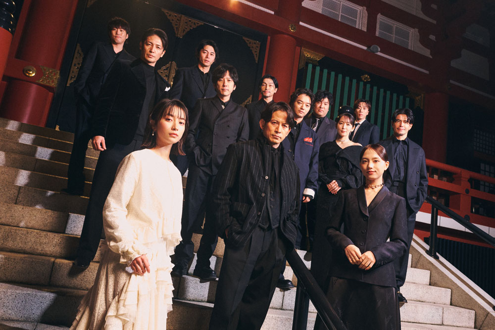 岡田准一主演Netflixシリーズ「イクサガミ」に横浜流星が登場。血飛沫を浴びながら満面の笑みを浮かべるその表情が…