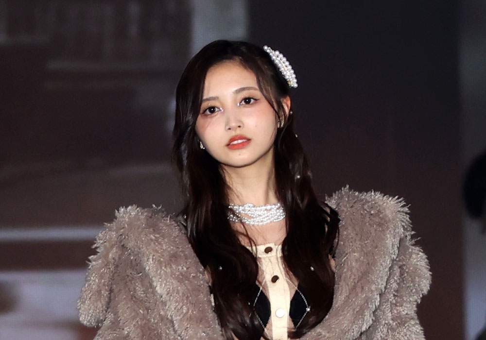 乃木坂46井上和、次世代エースの貫禄！バックショットでブルゾンを肩からズラしカーディガンの背中魅せ【コーデ詳報・価格】