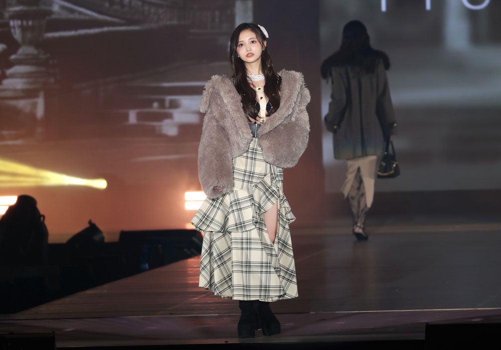 乃木坂46井上和、次世代エースの貫禄！バックショットでブルゾンを肩からズラしカーディガンの背中魅せ【コーデ詳報・価格】