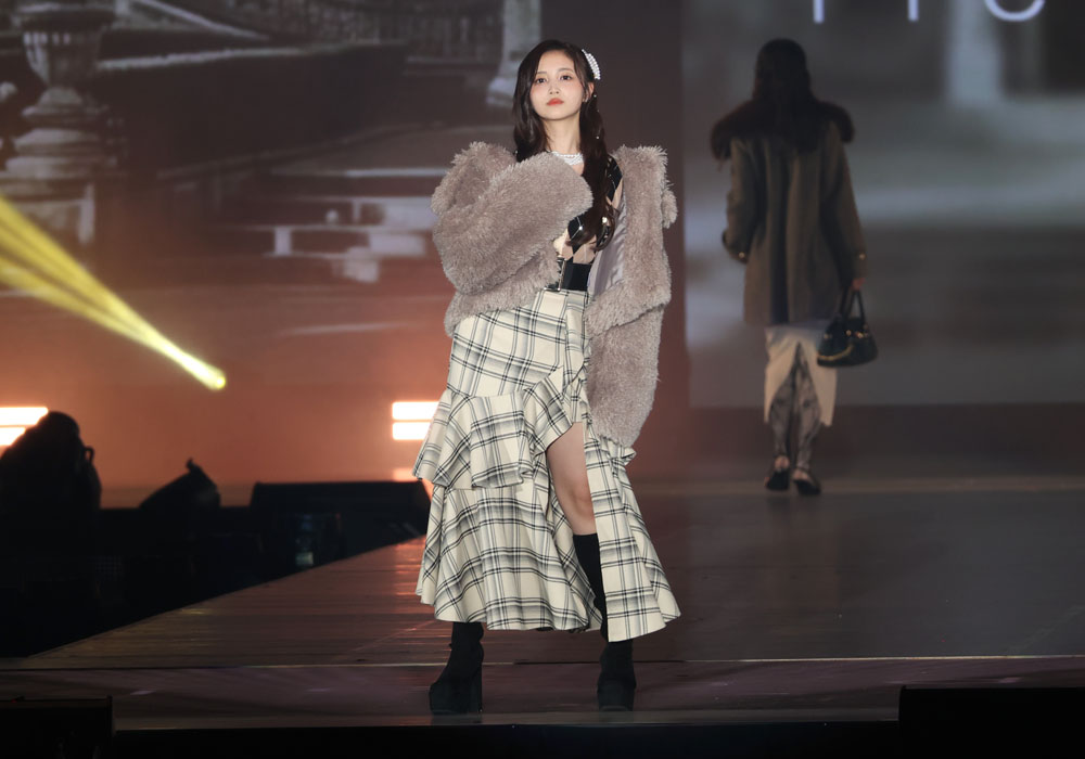 乃木坂46井上和、次世代エースの貫禄！バックショットでブルゾンを肩からズラしカーディガンの背中魅せ【コーデ詳報・価格】