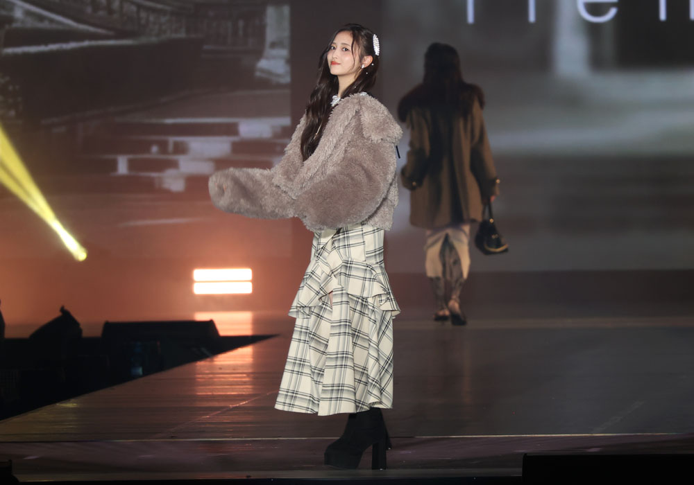 乃木坂46井上和、次世代エースの貫禄！バックショットでブルゾンを肩からズラしカーディガンの背中魅せ【コーデ詳報・価格】