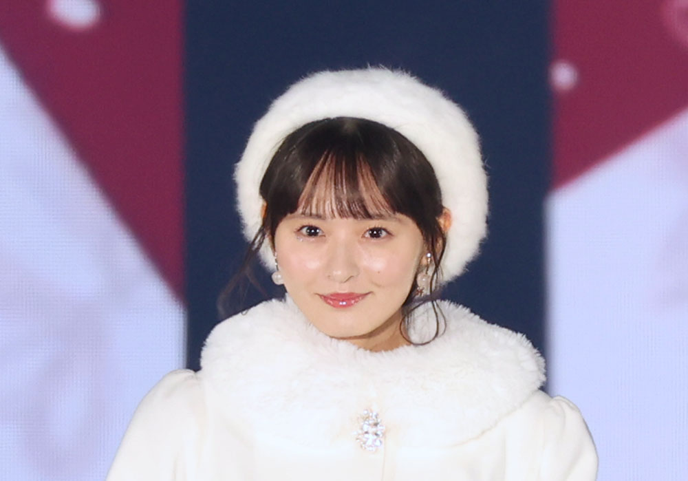 遠藤さくら、全身真っ白なクリスマスコーデ 雪の精が舞い降りたように微笑をたたえ可愛いらしく【コーデ詳報・価格】