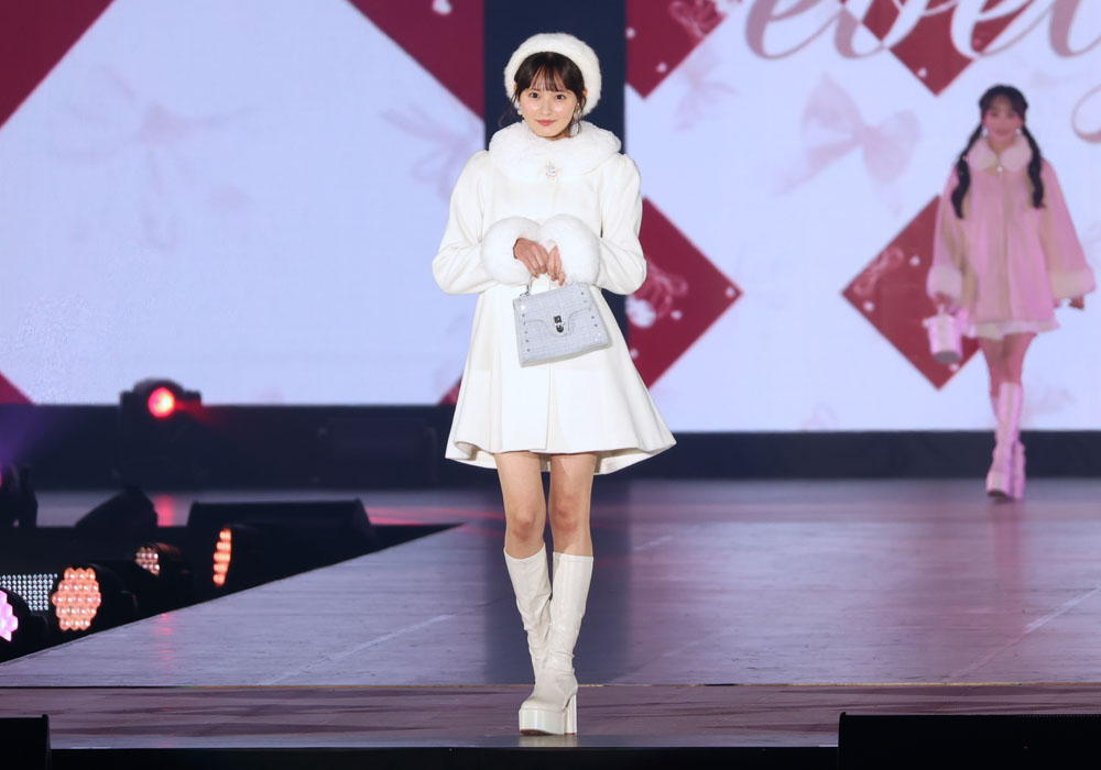 遠藤さくら、絶対領域チラリなクリスマスコーデ プレゼント片手にキュートな笑顔！【コーデ詳報・価格】