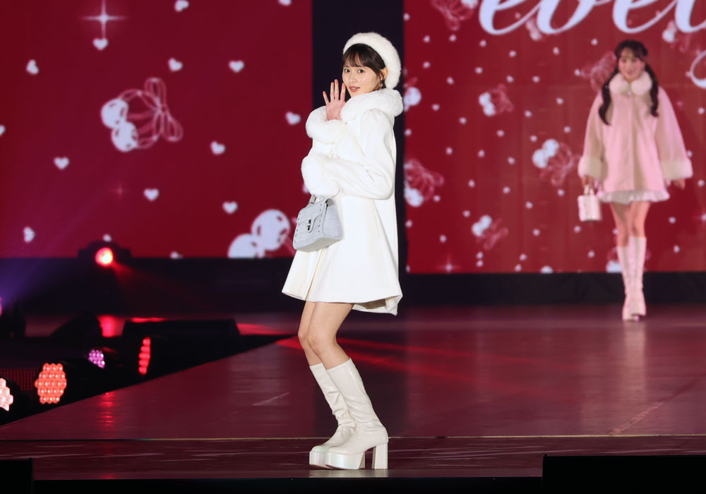 遠藤さくら、絶対領域チラリなクリスマスコーデ プレゼント片手にキュートな笑顔！【コーデ詳報・価格】