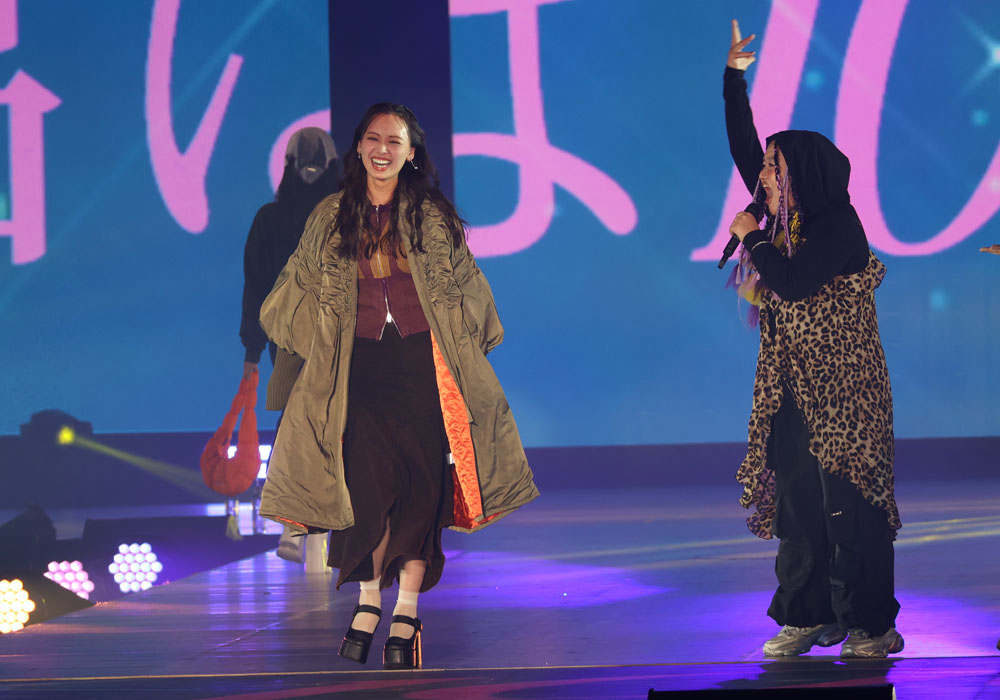 濱岸ひより、MyMとのコラボステージ！音楽に合わせて跳ねるように踊るようにランウェイ【コーデ詳報・価格】