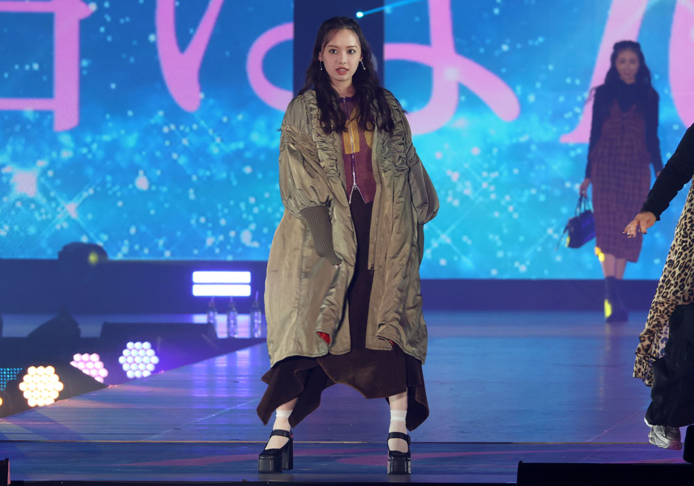 濱岸ひより、MyMとのコラボステージ！音楽に合わせて跳ねるように踊るようにランウェイ【コーデ詳報・価格】