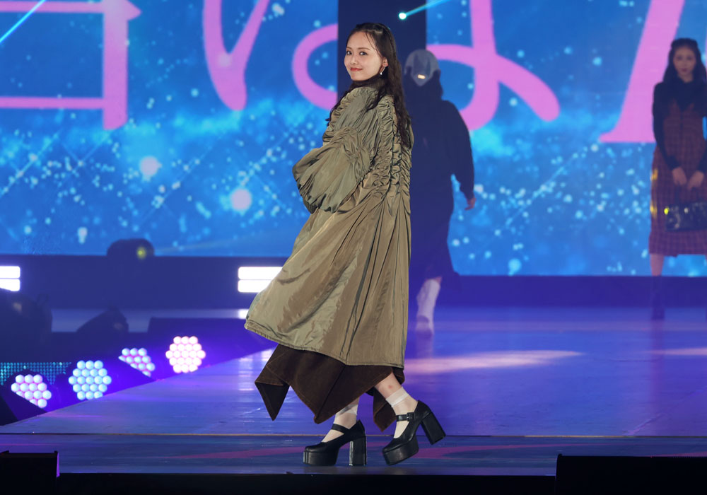 濱岸ひより、MyMとのコラボステージ！音楽に合わせて跳ねるように踊るようにランウェイ【コーデ詳報・価格】