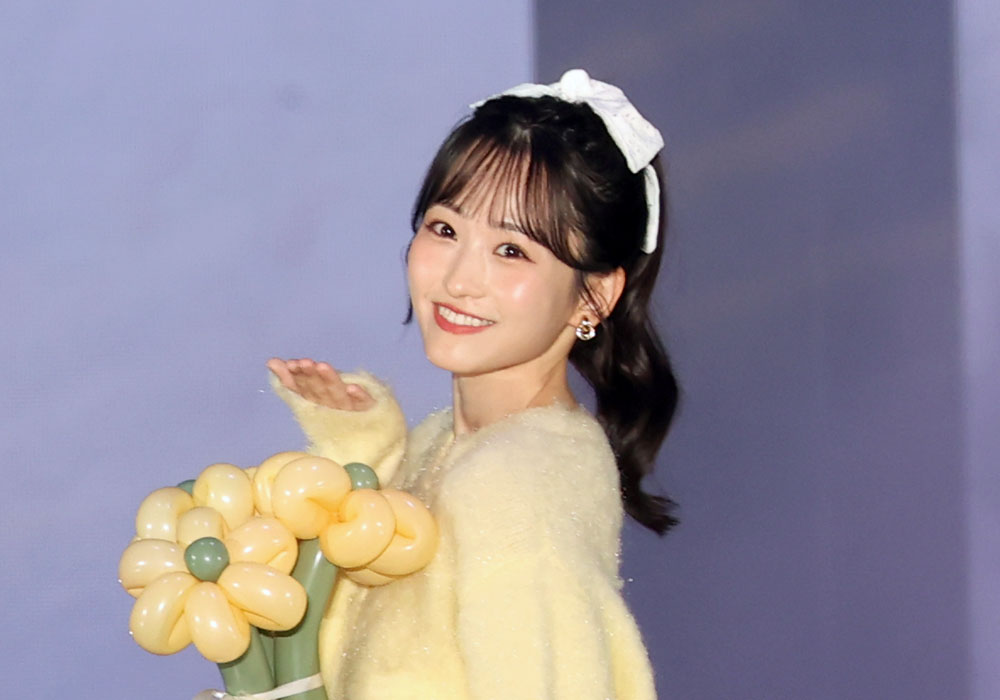 一ノ瀬美空、花束抱えて初ランウェイ!投げキッスに片足上げるポージング~に“み~きゅんきゅん”【コーデ詳報・価格】