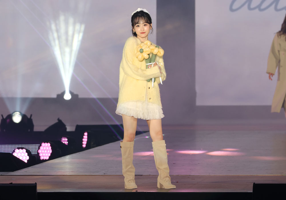 一ノ瀬美空、花束抱えて初ランウェイ!投げキッスに片足上げるポージング~に“み~きゅんきゅん”【コーデ詳報・価格】