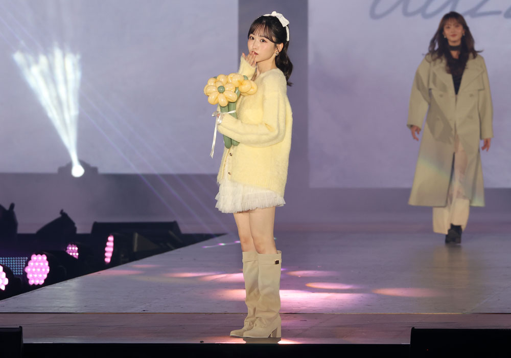 一ノ瀬美空、花束抱えて初ランウェイ!投げキッスに片足上げるポージング~に“み~きゅんきゅん”【コーデ詳報・価格】