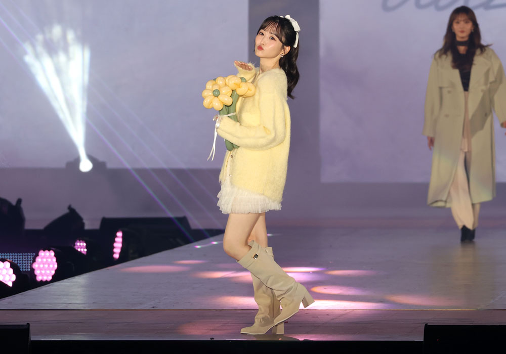 一ノ瀬美空、花束抱えて初ランウェイ!投げキッスに片足上げるポージング~に“み~きゅんきゅん”【コーデ詳報・価格】