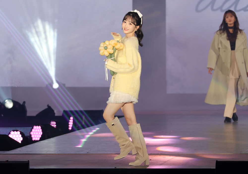 一ノ瀬美空、花束抱えて初ランウェイ!投げキッスに片足上げるポージング~に“み~きゅんきゅん”【コーデ詳報・価格】