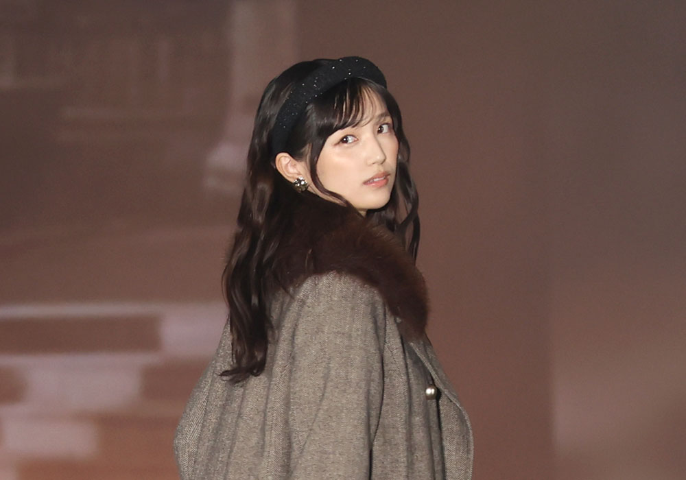 五百城茉央、緊張感が伝わってくる初ランウェイ！最後はウィンクをキメいつもの表情に【コーデ詳報・価格】