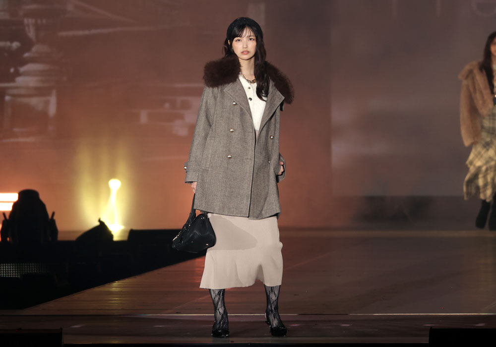 五百城茉央、緊張感が伝わってくる初ランウェイ！最後はウィンクをキメいつもの表情に【コーデ詳報・価格】