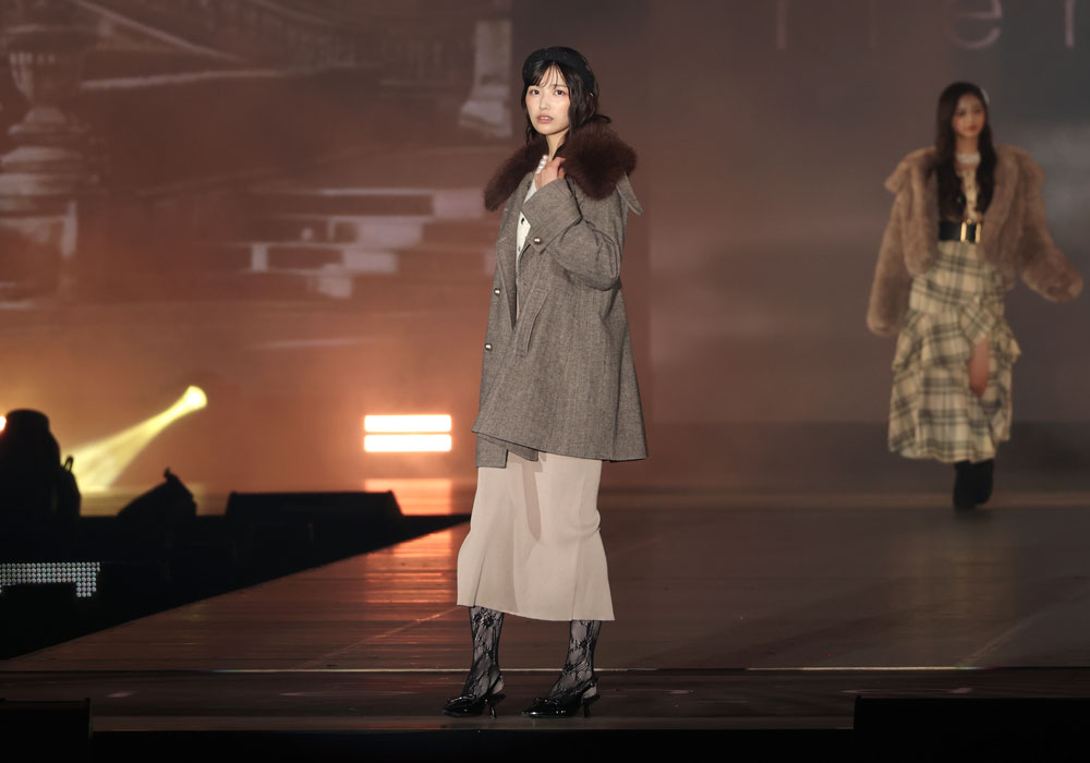 五百城茉央、緊張感が伝わってくる初ランウェイ！最後はウィンクをキメいつもの表情に【コーデ詳報・価格】