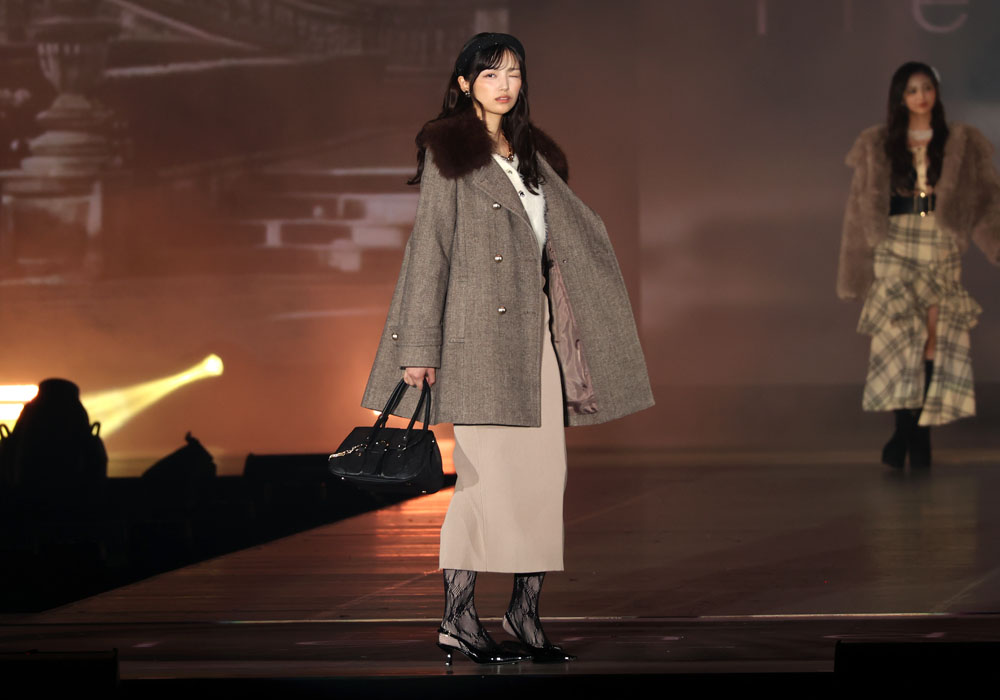 五百城茉央、緊張感が伝わってくる初ランウェイ！最後はウィンクをキメいつもの表情に【コーデ詳報・価格】