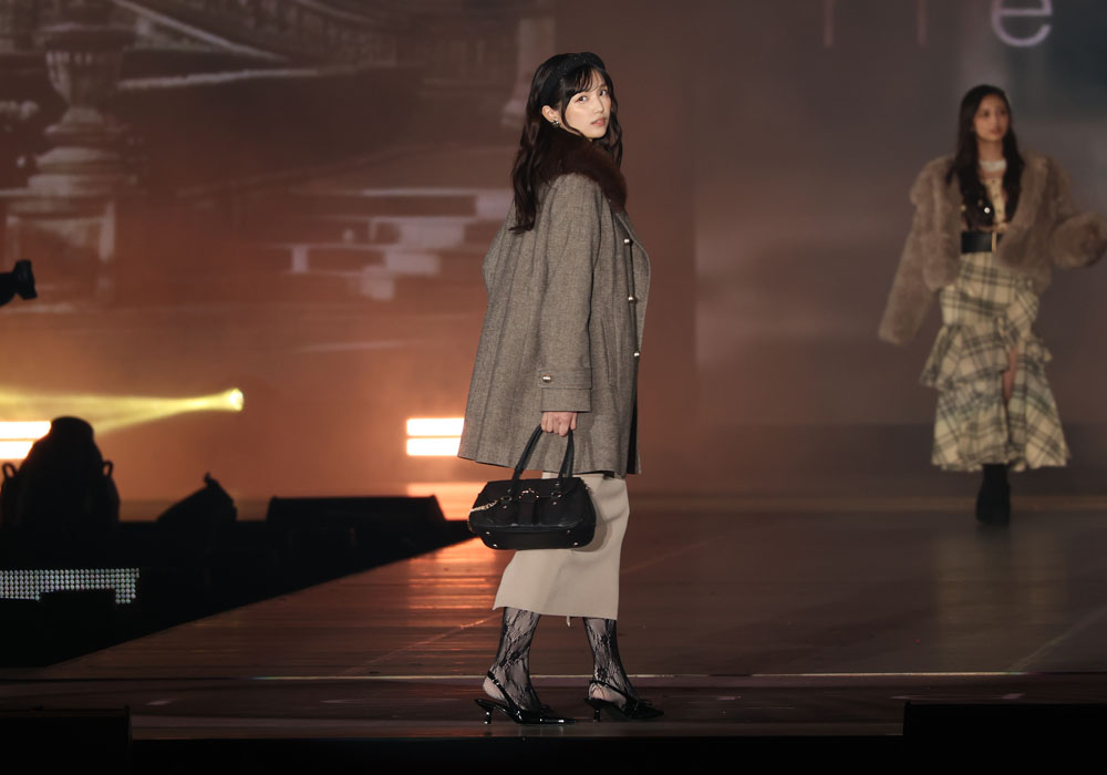 五百城茉央、緊張感が伝わってくる初ランウェイ！最後はウィンクをキメいつもの表情に【コーデ詳報・価格】