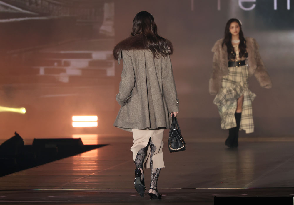 五百城茉央、緊張感が伝わってくる初ランウェイ！最後はウィンクをキメいつもの表情に【コーデ詳報・価格】