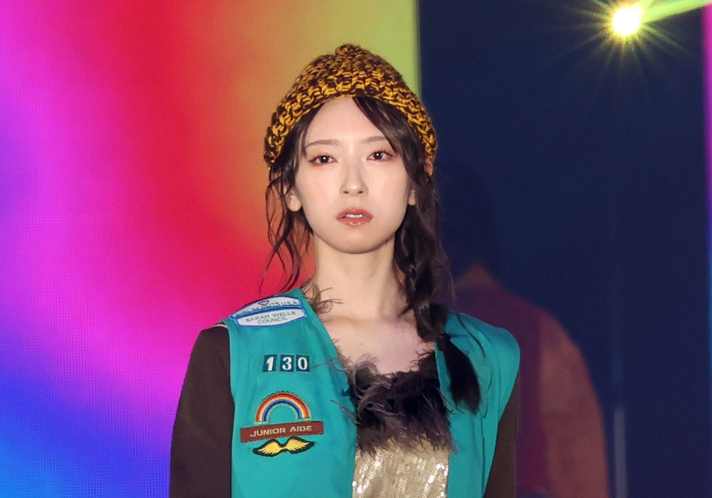 金村美玖、ビンテージでまとめるアラビアナイトのような無国籍コーデ！頭に手をやりはじける笑顔【コーデ詳報・価格】