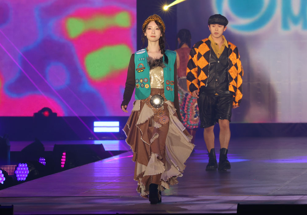 金村美玖、ビンテージでまとめるアラビアナイトのような無国籍コーデ！頭に手をやりはじける笑顔【コーデ詳報・価格】