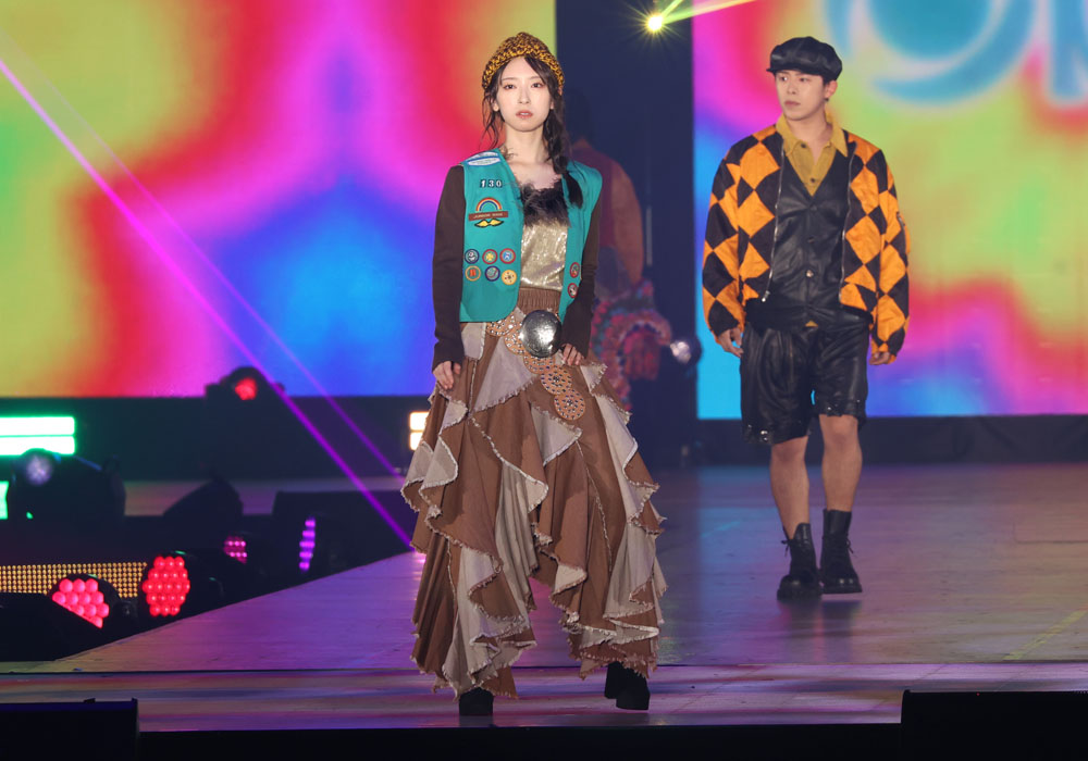 金村美玖、ビンテージでまとめるアラビアナイトのような無国籍コーデ！頭に手をやりはじける笑顔【コーデ詳報・価格】