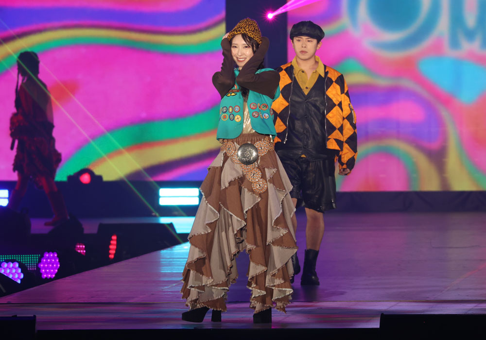 金村美玖、ビンテージでまとめるアラビアナイトのような無国籍コーデ！頭に手をやりはじける笑顔【コーデ詳報・価格】