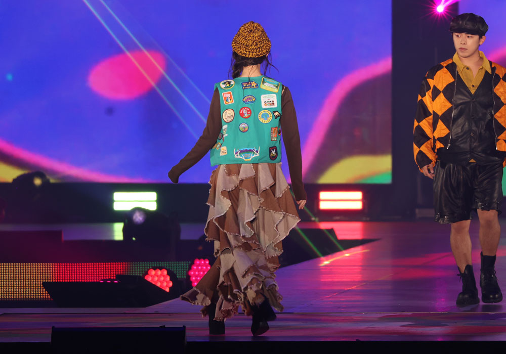 金村美玖、ビンテージでまとめるアラビアナイトのような無国籍コーデ！頭に手をやりはじける笑顔【コーデ詳報・価格】