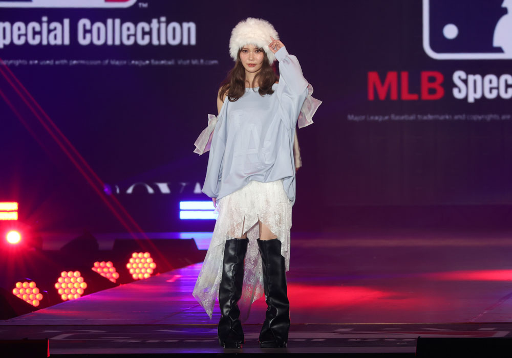 加藤史帆 「ROYAL PARTY」のMLB Special Collectionステージのトリ!スポーティなコーデでランウェイ【コーデ詳報・価格】