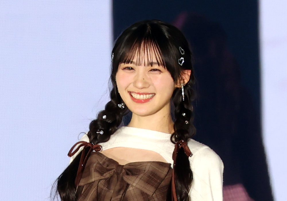 川﨑桜、初ランウェイも“らしさ”全開！顎の下でバッグ持ち上げる仕草に目がなくなる小悪魔笑顔で魅了【コーデ詳報・価格】