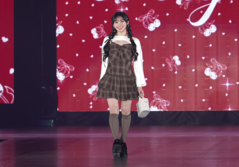 川﨑桜、初ランウェイも“らしさ”全開！顎の下でバッグ持ち上げる仕草に目がなくなる小悪魔笑顔で魅了【コーデ詳報・価格】