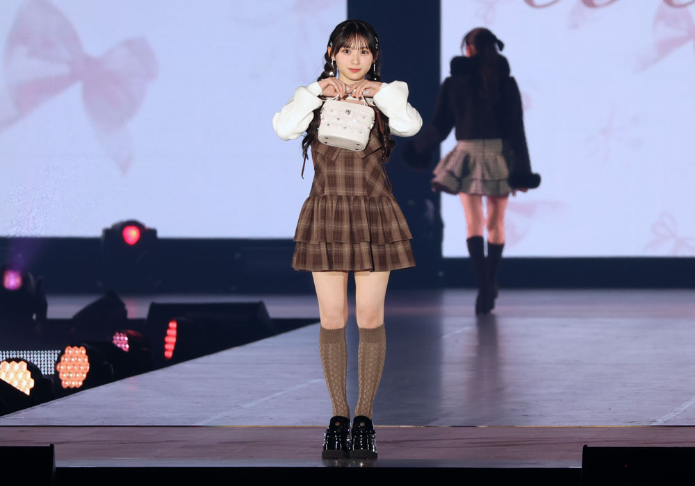 川﨑桜、初ランウェイも“らしさ”全開！顎の下でバッグ持ち上げる仕草に目がなくなる小悪魔笑顔で魅了【コーデ詳報・価格】