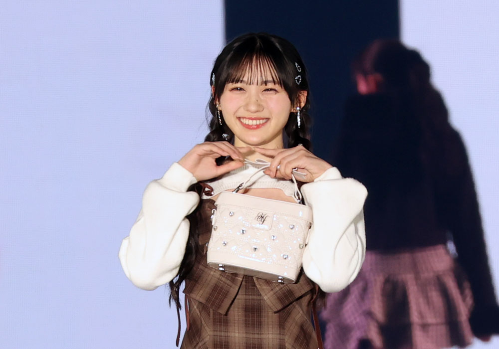 川﨑桜、初ランウェイも“らしさ”全開！顎の下でバッグ持ち上げる仕草に目がなくなる小悪魔笑顔で魅了【コーデ詳報・価格】