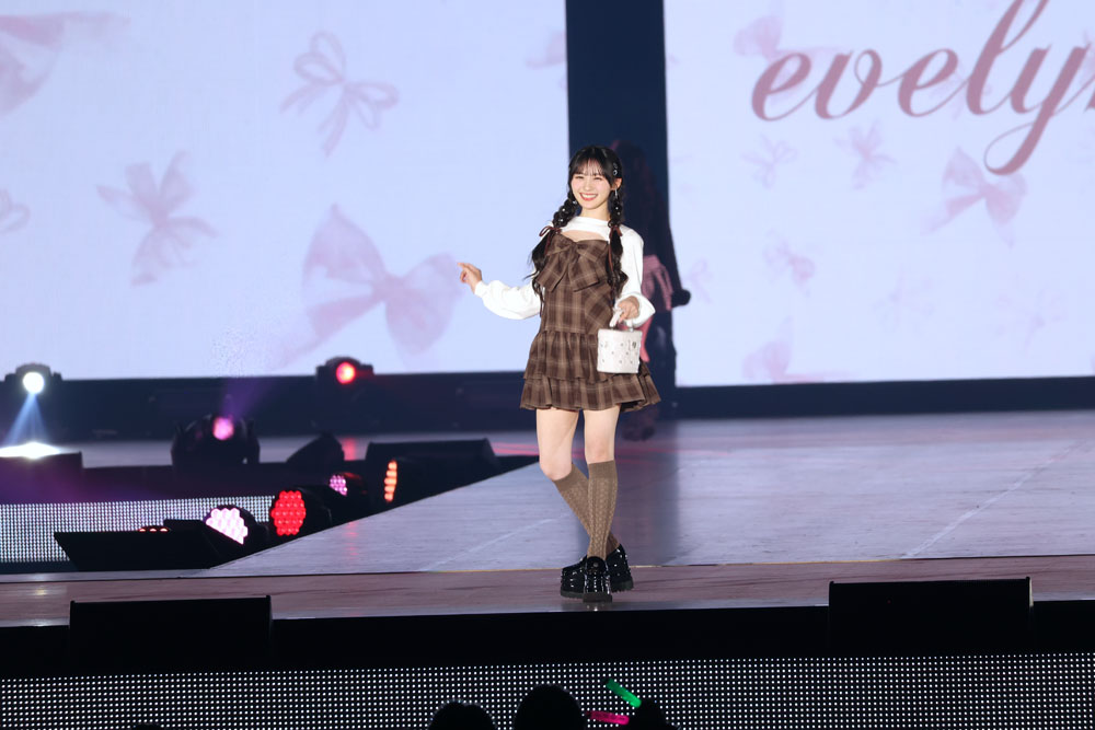 川﨑桜、初ランウェイも“らしさ”全開！顎の下でバッグ持ち上げる仕草に目がなくなる小悪魔笑顔で魅了【コーデ詳報・価格】