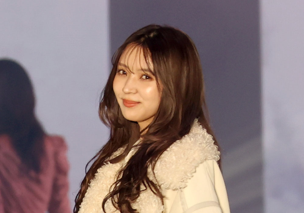 ⼩林由依、クールにランウェイも最後にニヤリのツンデレぶり！現役時代から変わらず…【コーデ詳報・価格】