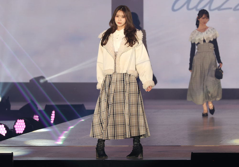 ⼩林由依、クールにランウェイも最後にニヤリのツンデレぶり！現役時代から変わらず…【コーデ詳報・価格】