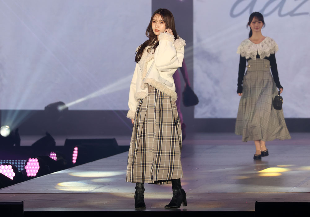 ⼩林由依、クールにランウェイも最後にニヤリのツンデレぶり！現役時代から変わらず…【コーデ詳報・価格】