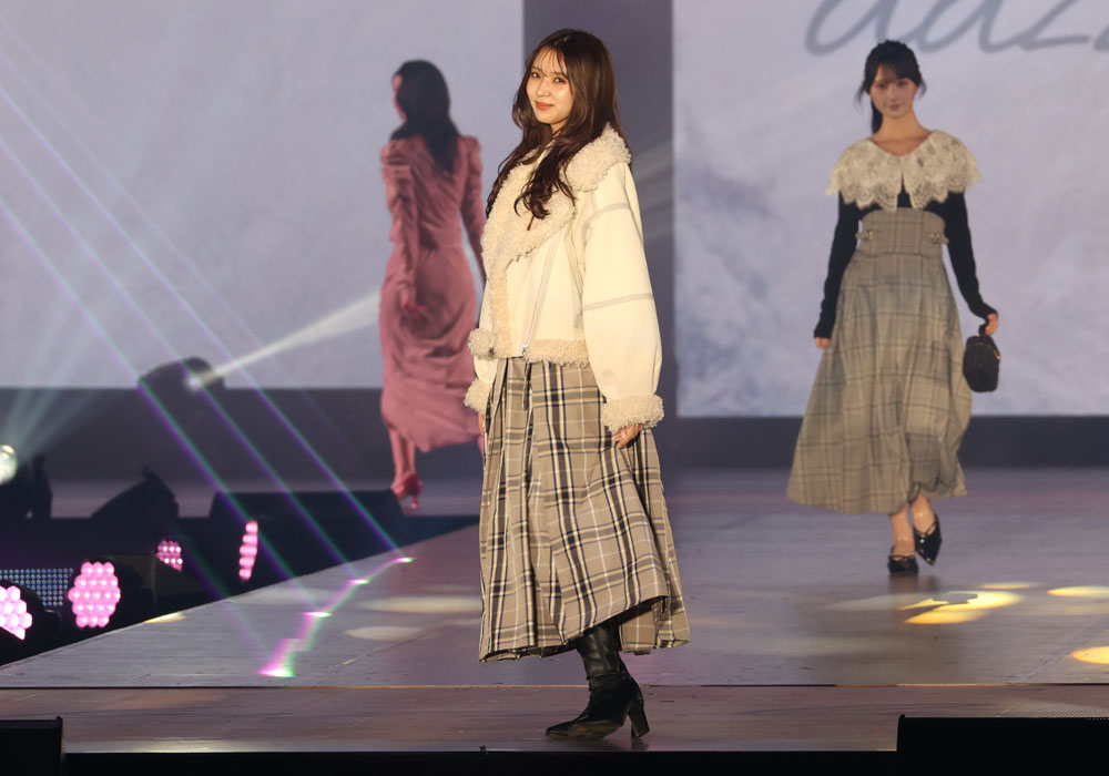 ⼩林由依、クールにランウェイも最後にニヤリのツンデレぶり！現役時代から変わらず…【コーデ詳報・価格】