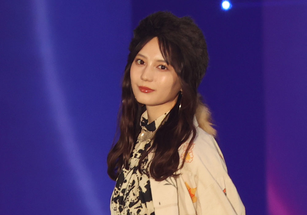 小坂菜緒、クールな表情でランウェイも去り際に微笑をたたえる！ファーハットの後ろの尻尾も可愛い【コーデ詳報・価格】