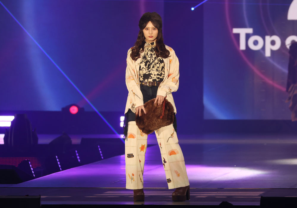 小坂菜緒、クールな表情でランウェイも去り際に微笑をたたえる！ファーハットの後ろの尻尾も可愛い【コーデ詳報・価格】