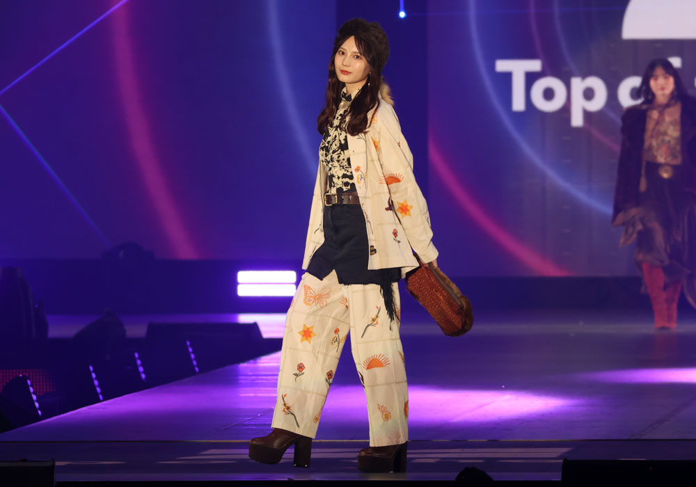 小坂菜緒、クールな表情でランウェイも去り際に微笑をたたえる！ファーハットの後ろの尻尾も可愛い【コーデ詳報・価格】