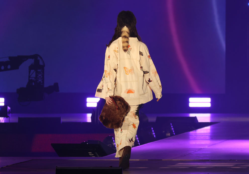 小坂菜緒、クールな表情でランウェイも去り際に微笑をたたえる！ファーハットの後ろの尻尾も可愛い【コーデ詳報・価格】