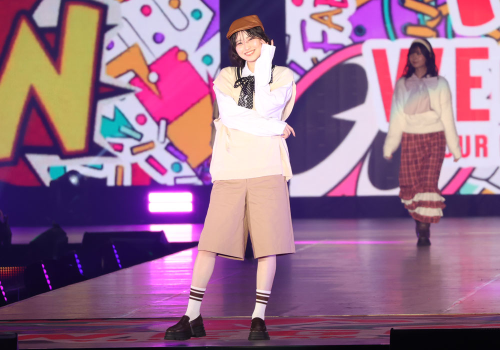 的野美青 ランウェイ初登場ながら満面！ベレー帽に短パンと躍動感あるボーイッシュコーデ【コーデ詳報・価格】