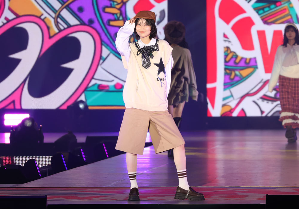 的野美青 ランウェイ初登場ながら満面！ベレー帽に短パンと躍動感あるボーイッシュコーデ【コーデ詳報・価格】