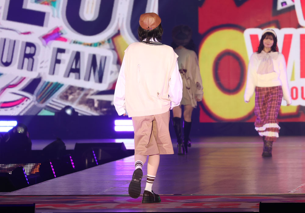 的野美青 ランウェイ初登場ながら満面！ベレー帽に短パンと躍動感あるボーイッシュコーデ【コーデ詳報・価格】