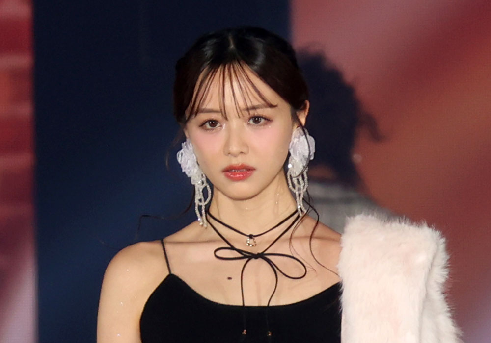 森香澄、ジャケットを片側だけ脱ぎ肩だしキャミ姿に透け感あるドット柄スカートでセクシーランウェイ【コーデ詳報・価格】