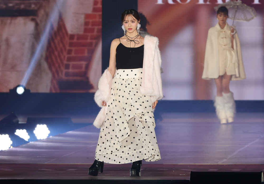 森香澄、ジャケットを片側だけ脱ぎ肩だしキャミ姿に透け感あるドット柄スカートでセクシーランウェイ【コーデ詳報・価格】