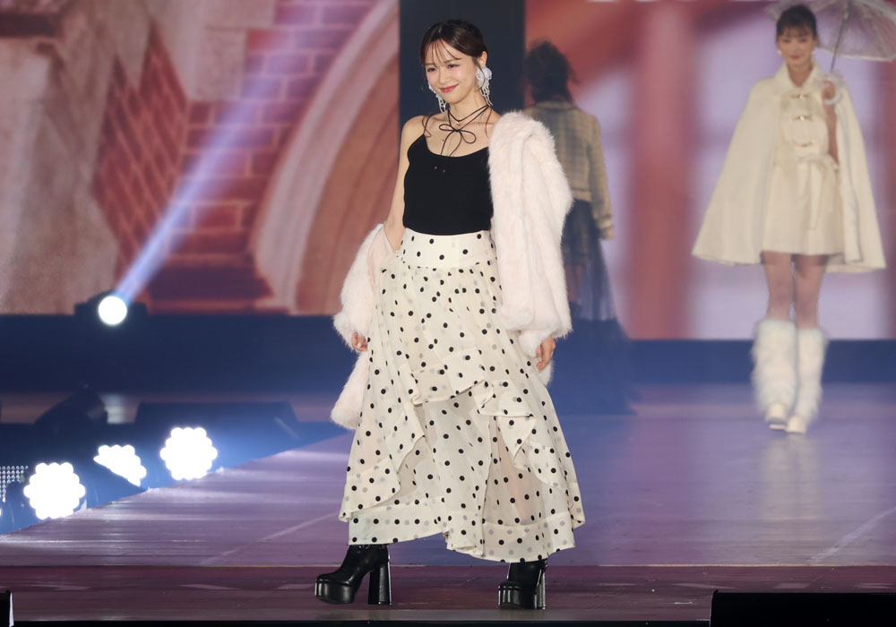 森香澄、ジャケットを片側だけ脱ぎ肩だしキャミ姿に透け感あるドット柄スカートでセクシーランウェイ【コーデ詳報・価格】