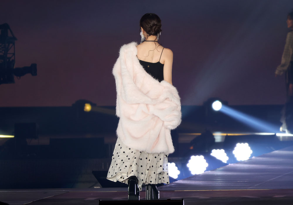 森香澄、ジャケットを片側だけ脱ぎ肩だしキャミ姿に透け感あるドット柄スカートでセクシーランウェイ【コーデ詳報・価格】