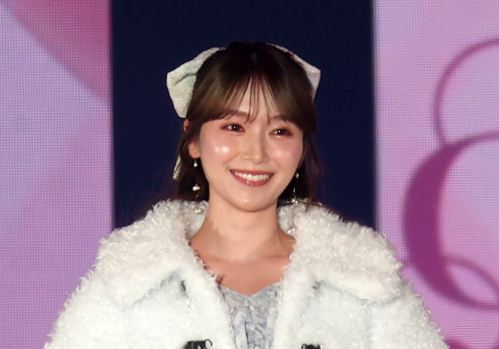 守屋麗奈、顔をバッグで隠して“ひょっこりはん”からの満面の笑み！あざとかわいさ全開のランウェイ【コーデ詳報・価格】