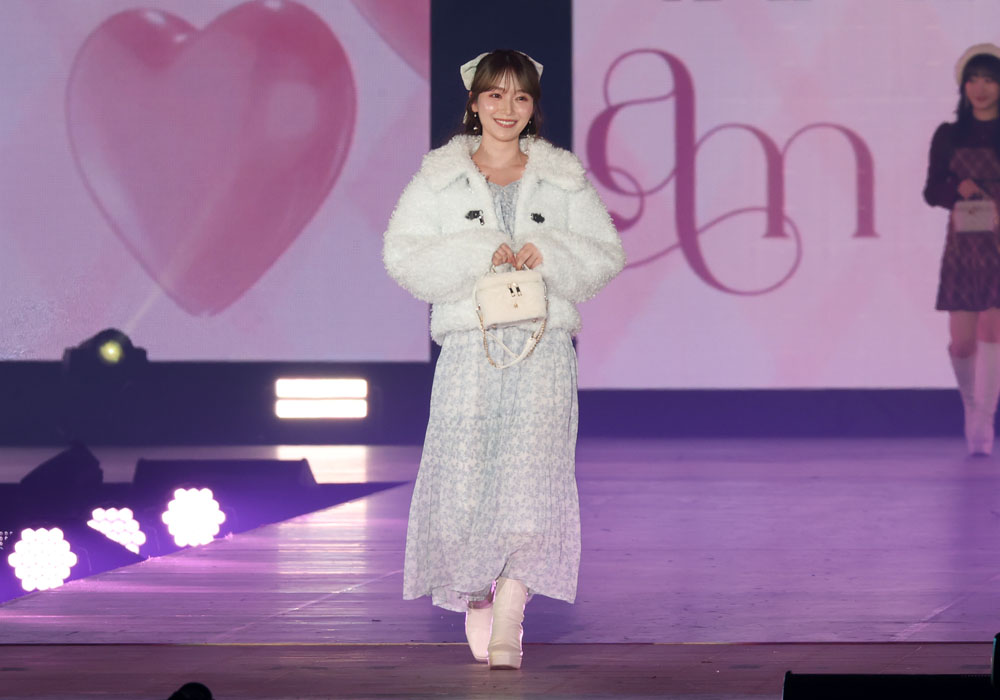 守屋麗奈、顔をバッグで隠して“ひょっこりはん”からの満面の笑み！あざとかわいさ全開のランウェイ【コーデ詳報・価格】